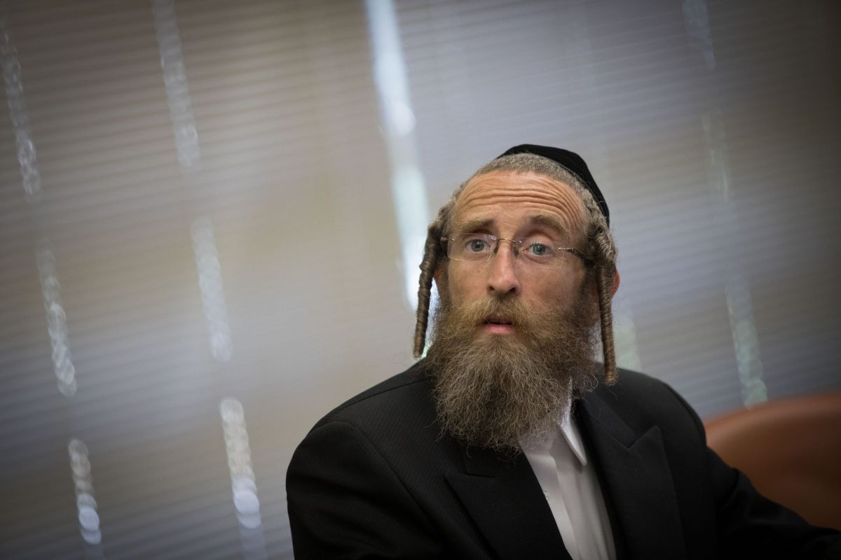 גם ח"כ טסלר סרב להצטלם ליד הדגל ואז התחרט