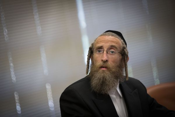 גם ח"כ טסלר סרב להצטלם ליד הדגל ואז התחרט