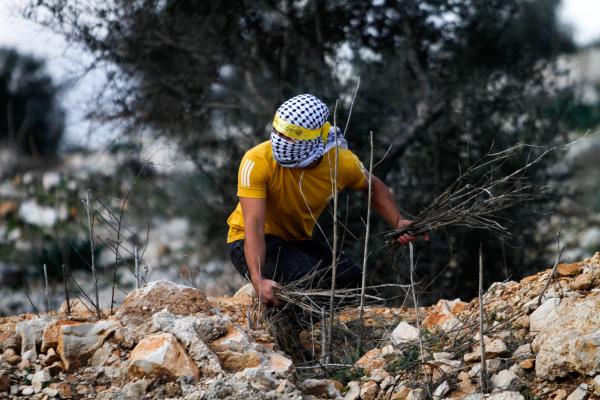 טרור האבנים: גבר נפצע מזריקת אבנים לעבר רכבו
