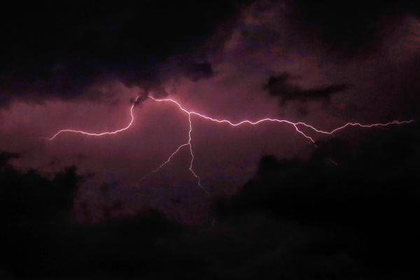 הסערה כבר פה: גשמים וסופת ברקים באילת. צפו