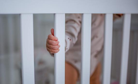 בן חצי שנה לא התעורר משנתו; מצבו אנוש