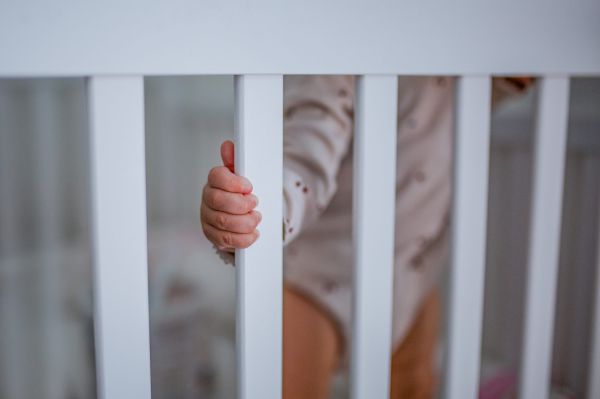 בן חצי שנה לא התעורר משנתו; מצבו אנוש