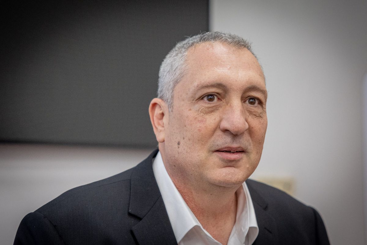 פרקליטו של נתניהו חושף: "הממשלה תפצה מקורבת לניר חפץ"