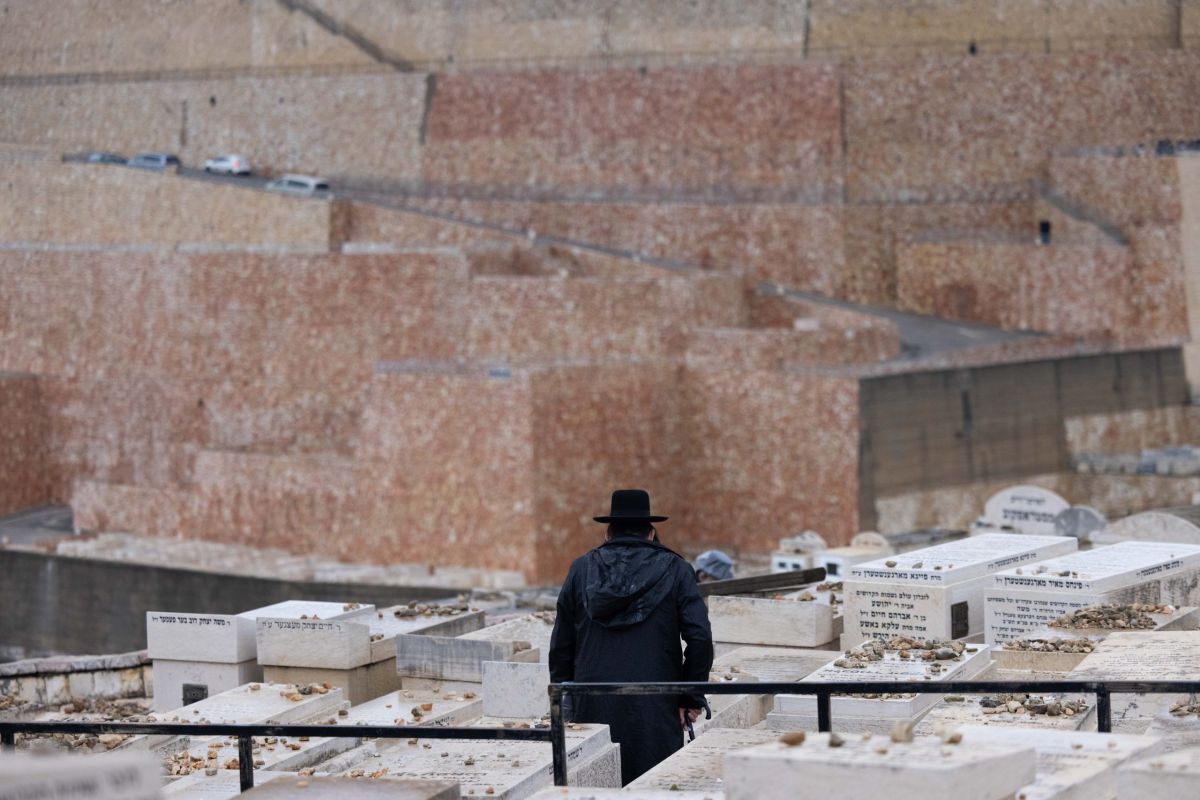 חשד: רוכשי קברים בבני ברק נאלצו 'לתרום' כספים