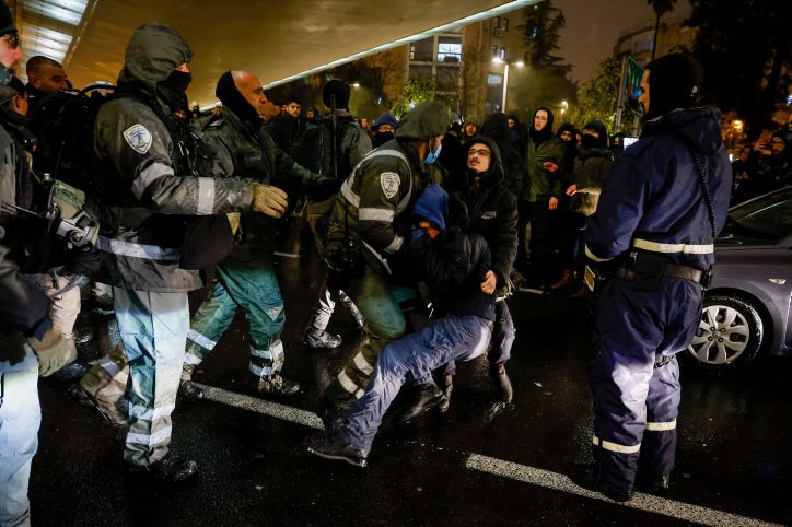 המשטרה מציגה: המרפק למפגינה לא היה מכוון | צפו