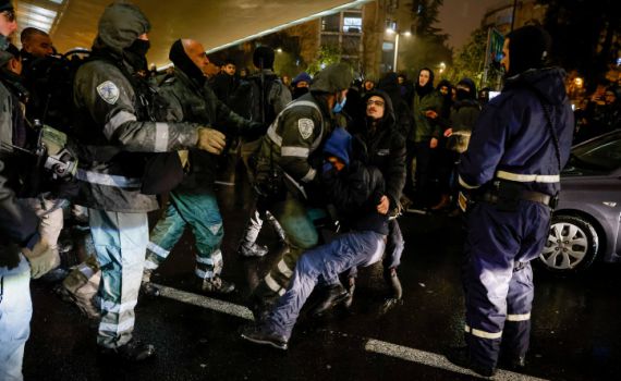 המשטרה מציגה: המרפק למפגינה לא היה מכוון | צפו