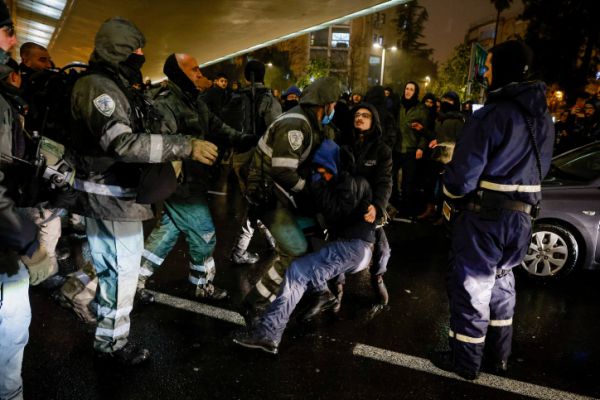 המשטרה מציגה: המרפק למפגינה לא היה מכוון | צפו