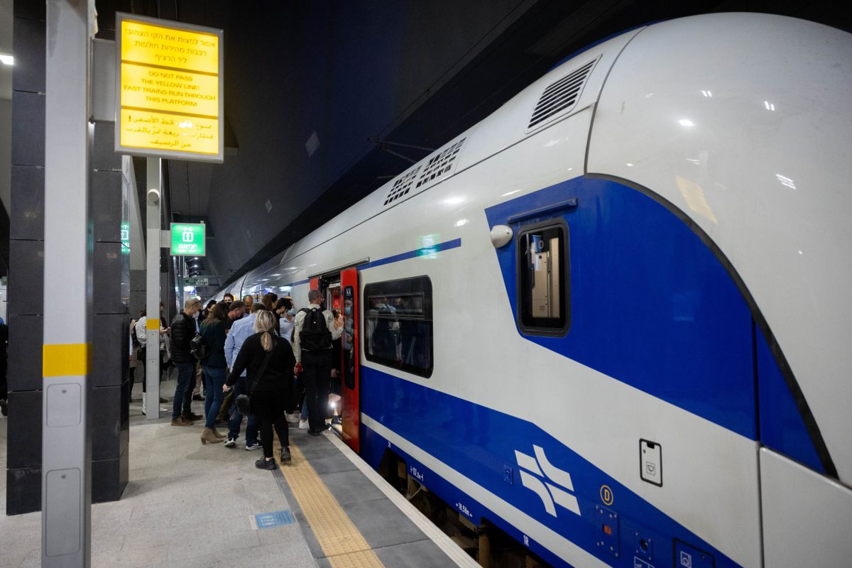 אדם הלוקה בנפשו נמצא סמוך למסילה ברכבת ת"א