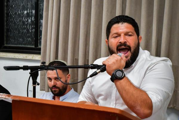 צפו: החיקוי של אלמוג כהן בארץ נהדרת; ואיך הוא הגיב