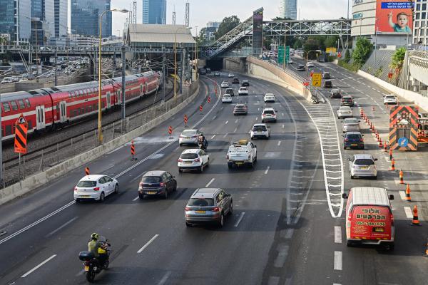 בעקבות נזילה בצינור מים: עומסים כבדים בנתיבי איילון