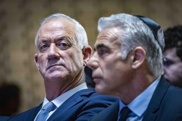 לפיד וגנץ לא עוברים את אחוז החסימה | סקר מנדטים דרמטי