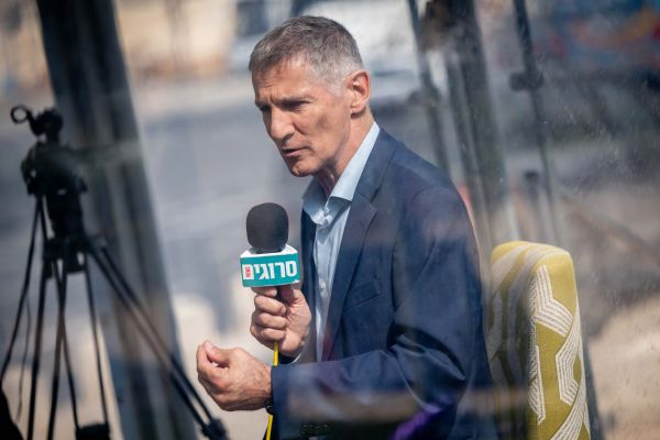 עם איזה סלב יאיר גולן היה רוצה לשבת לקפה ושיחה?