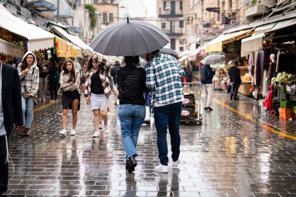 פלייליסט גשם: 10 שירי חורף לכבוד "ותן טל ומטר"
