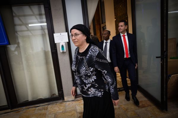 הרב אברהם יוסף מתנצל: "השרה אינה אשמה"