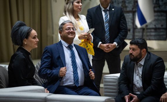 ילדים עומדים בתור ללחם והם עסוקים בשררה