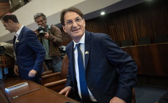 ביסמוט: "ברק מסוכן למדינה לא פחות מנסראללה"