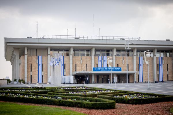 הפנים של הכנסת ה-25: פחות נשים, יותר מתנחלים