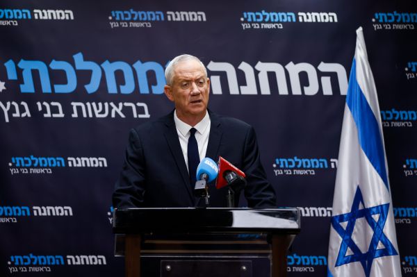 גנץ לגלנט: "תהיה שר בטחון סוג ב', אות הקין יהיה עליך"