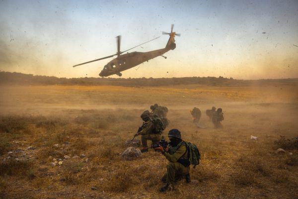 לפני חידוש הלחימה: מפקד טייסת מסוקים סייר בעזה