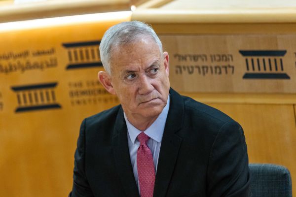 אאוץ': עמית סגל חשף את הצביעות של בני גנץ