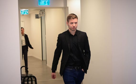 "כלבה": יאיר נתניהו סולק מהדיון בתביעה נגדו