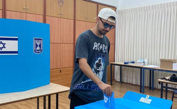 צאו להצביע: הסלבס שהשכימו והגיעו אל הקלפי