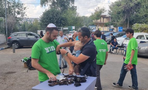אחרי הסערה: פעילי מרצ מניחים תפילין