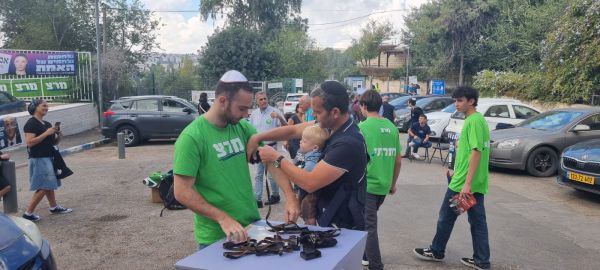 אחרי הסערה: פעילי מרצ מניחים תפילין