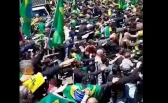 תומכי נשיא ברזיל היוצא מצדיעים במועל יד | צפו