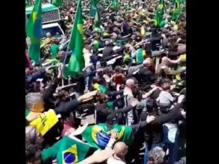 תומכי נשיא ברזיל היוצא מצדיעים במועל יד | צפו