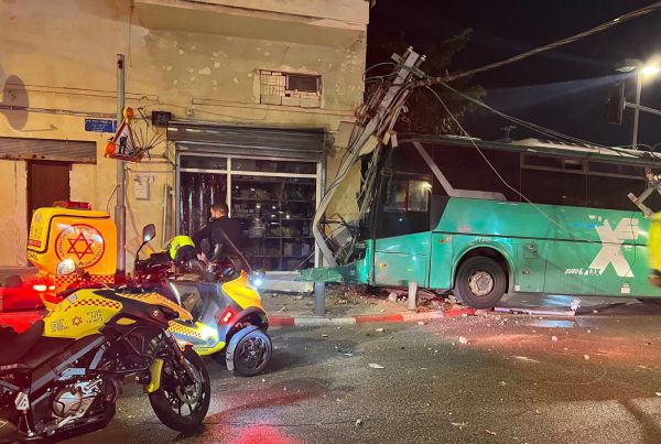 תאונה נוספת: אוטובוס התנגש בבניין בתל אביב