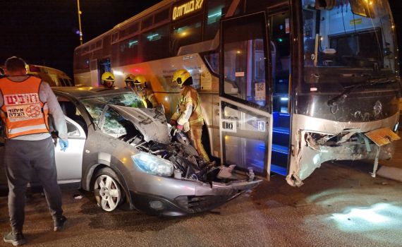 שני פצועים בתאונה בין רכב לאוטובוס בבאר שבע
