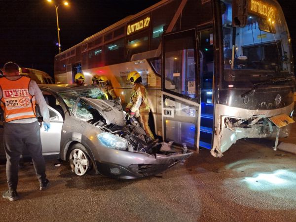 שני פצועים בתאונה בין רכב לאוטובוס בבאר שבע