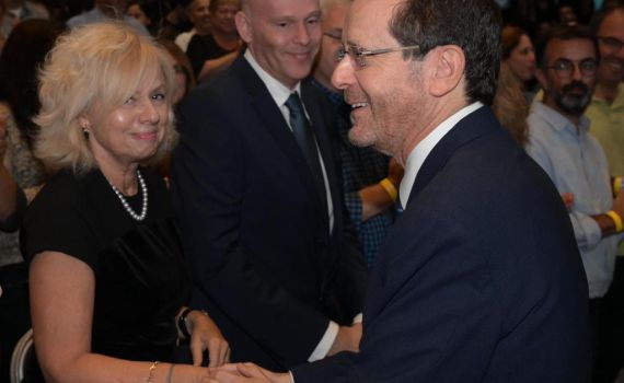 הנשיא הרצוג נעמד לימין היועמ"שית: "חלק מהבית"