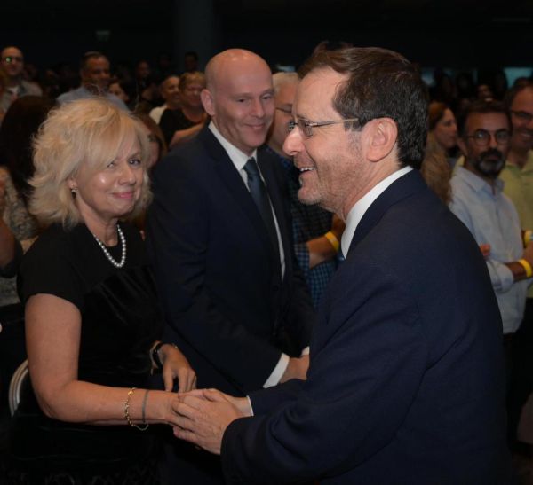 הנשיא הרצוג נעמד לימין היועמ"שית: "חלק מהבית"