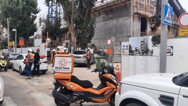 תאונת עבודה: פועל נפצע קשה בתל אביב