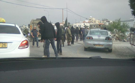 בתגובה לפיגוע: עשרות הפגינו מול כפרו של המחבל