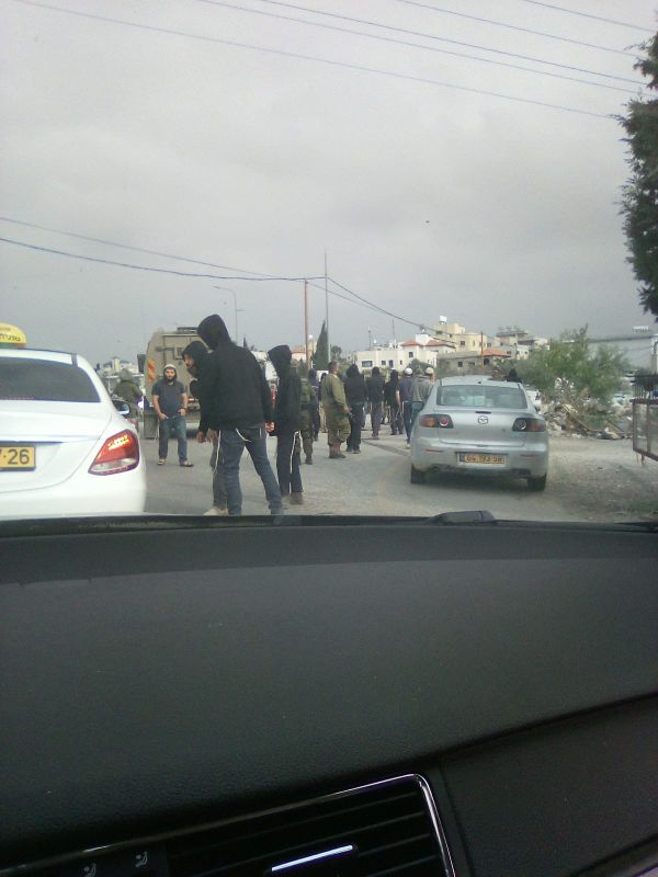 בתגובה לפיגוע: עשרות הפגינו מול כפרו של המחבל