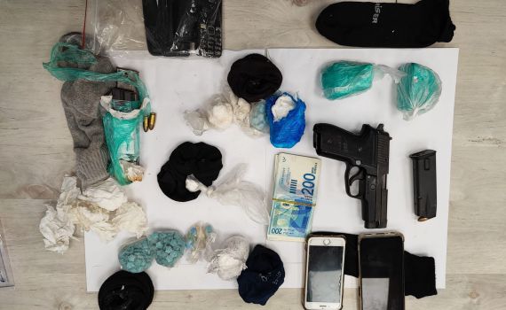 צפו: הכלב התעקש, וחשף סליק של נשק וסמים