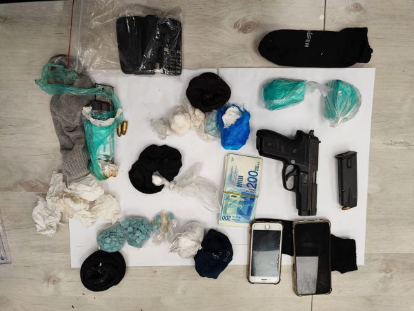 צפו: הכלב התעקש, וחשף סליק של נשק וסמים