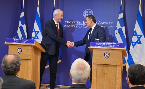 גנץ ביוון: "איראן מוכיחה שהיא איום עולמי ואזורי"