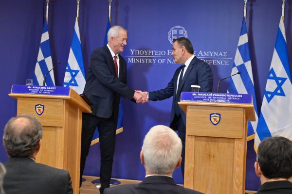 גנץ ביוון: "איראן מוכיחה שהיא איום עולמי ואזורי"