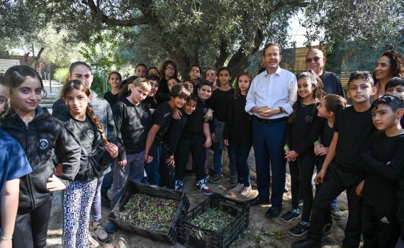 צפו: הנשיא מסק את עצי הזית בגינת בית הנשיא