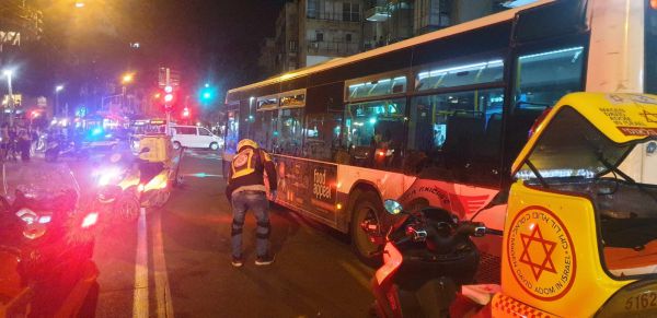 תאונת אוטובוס קשה בתל אביב: בן 30 מורדם ומונשם