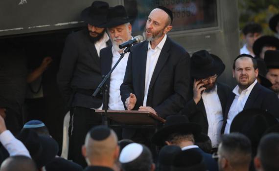 תיעוד: אביו של הנרצח בפיגוע אומר קדיש על בנו