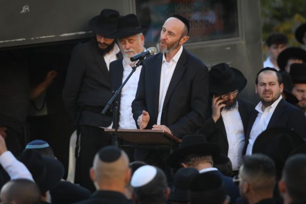 תיעוד: אביו של הנרצח בפיגוע אומר קדיש על בנו