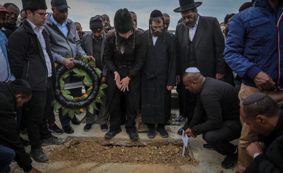 בני משפחתו של טדסה טשומה באמירת קדיש