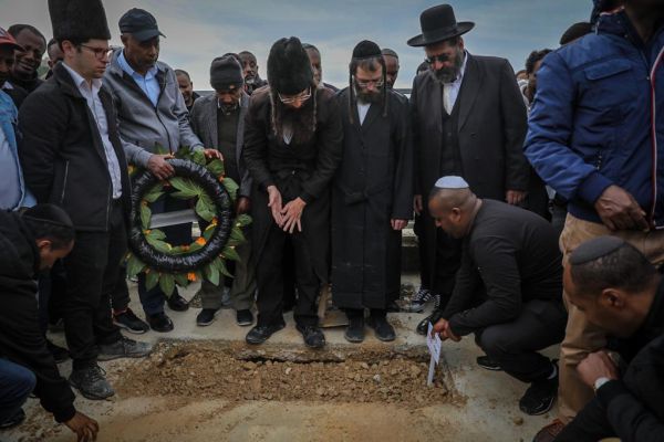 בני משפחתו של טדסה טשומה באמירת קדיש