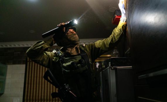 16 מבוקשים נעצרו ביו"ש, סכין ואקדח הוחרמו • תיעוד