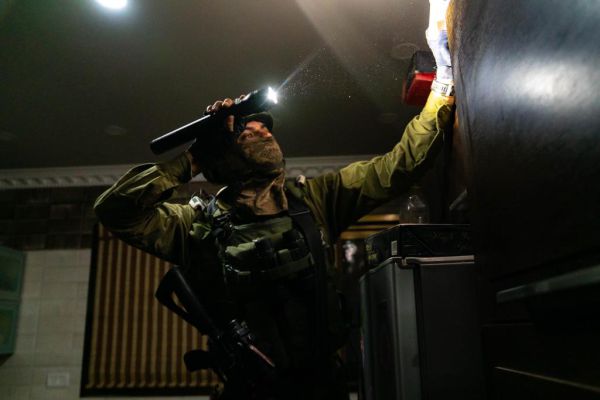 16 מבוקשים נעצרו ביו"ש, סכין ואקדח הוחרמו • תיעוד